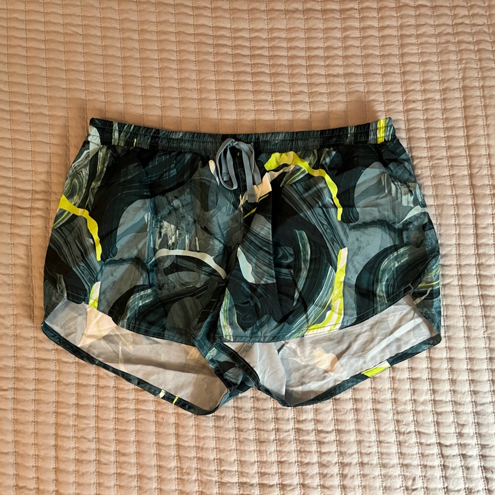 Old Navy Active 3” Dolphin Hem Shorts